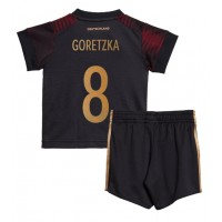 Billiga Tyskland Leon Goretzka #8 Barnkläder Borta fotbollskläder till baby VM 2022 Kortärmad (+ Korta byxor)